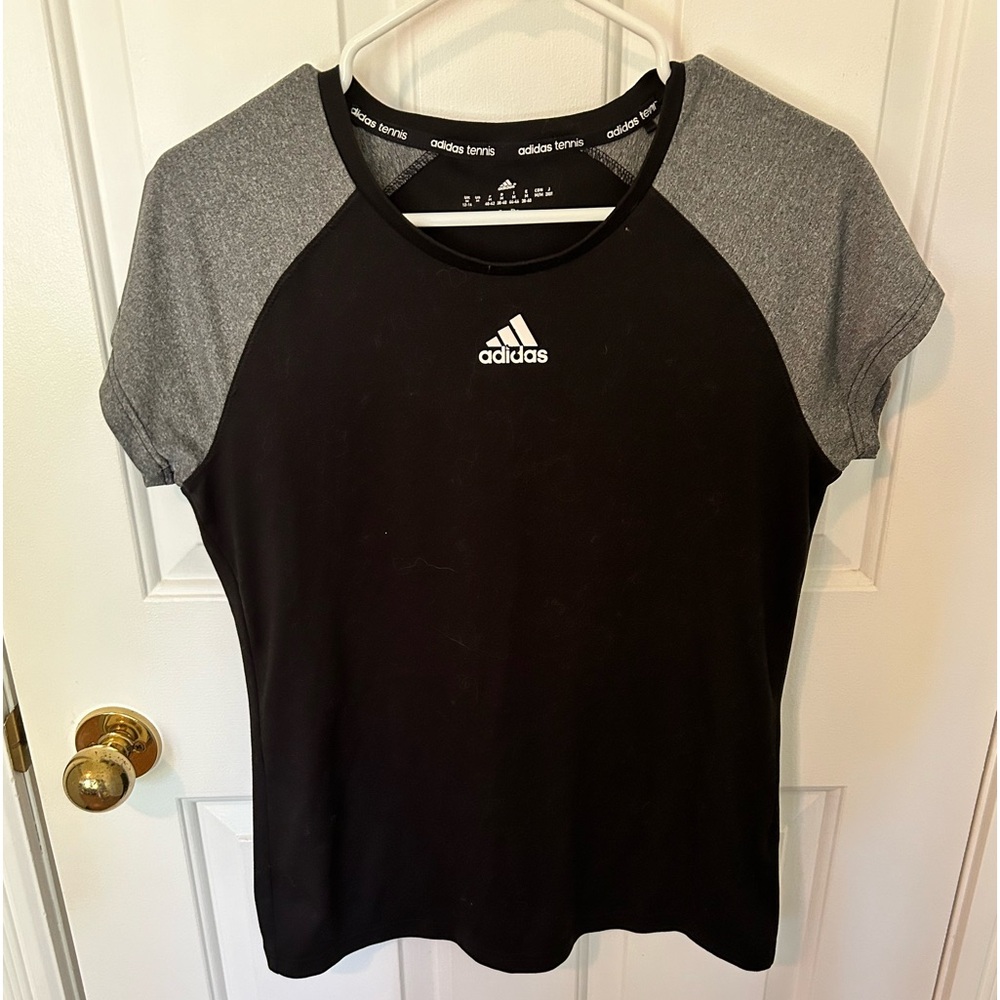 Adidas, t-shirts, like new, size Medium.